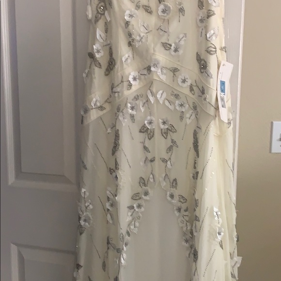 Very Beautiful dress . new and never been worn - Picture 2 of 3